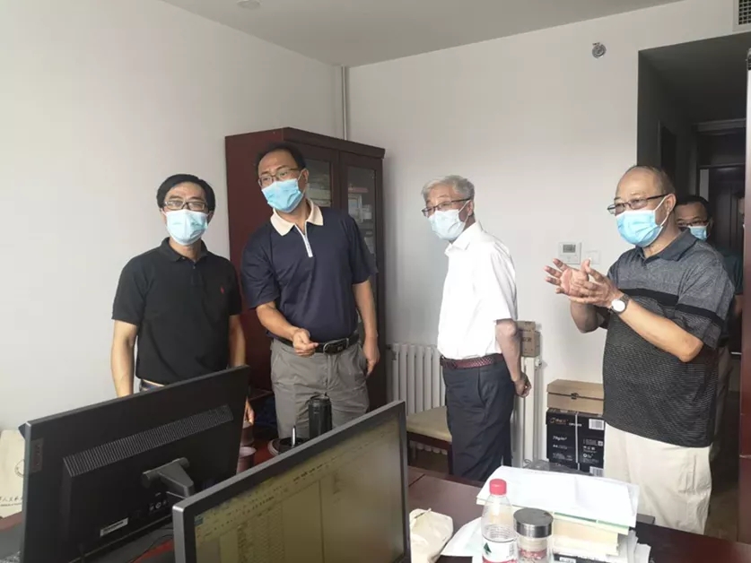 学校领导送去教师节问候,检查开学准备工作2.jpg 学校领导送去教师节问候,检查开学准备工作2.jpg