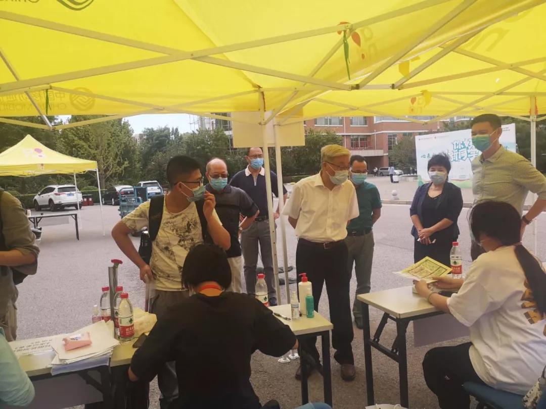 学校领导送去教师节问候,检查开学准备工作3.jpg 学校领导送去教师节问候,检查开学准备工作3.jpg