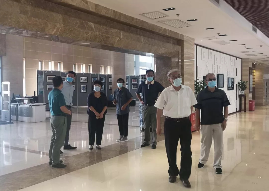 学校领导送去教师节问候,检查开学准备工作7.jpg 学校领导送去教师节问候,检查开学准备工作7.jpg