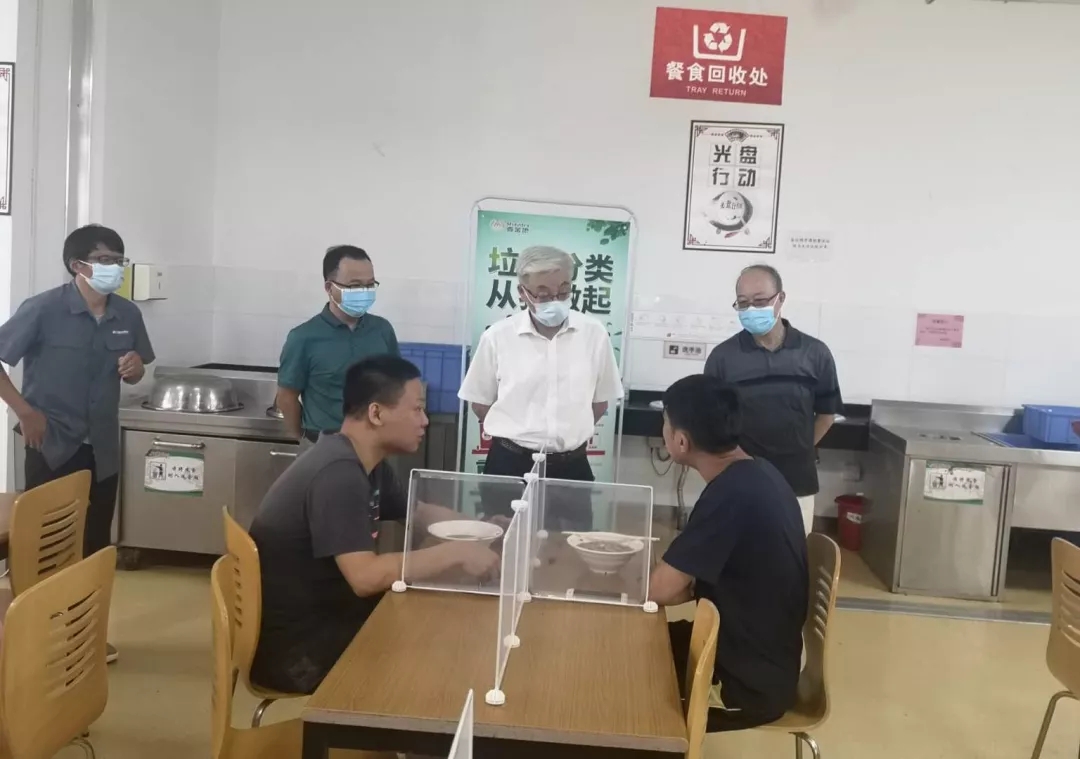 学校领导送去教师节问候,检查开学准备工作9.jpg 学校领导送去教师节问候,检查开学准备工作9.jpg