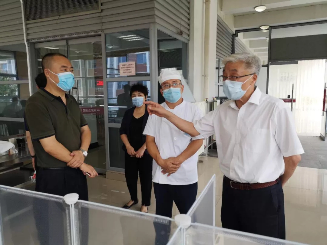 学校领导送去教师节问候,检查开学准备工作10.jpg 学校领导送去教师节问候,检查开学准备工作10.jpg