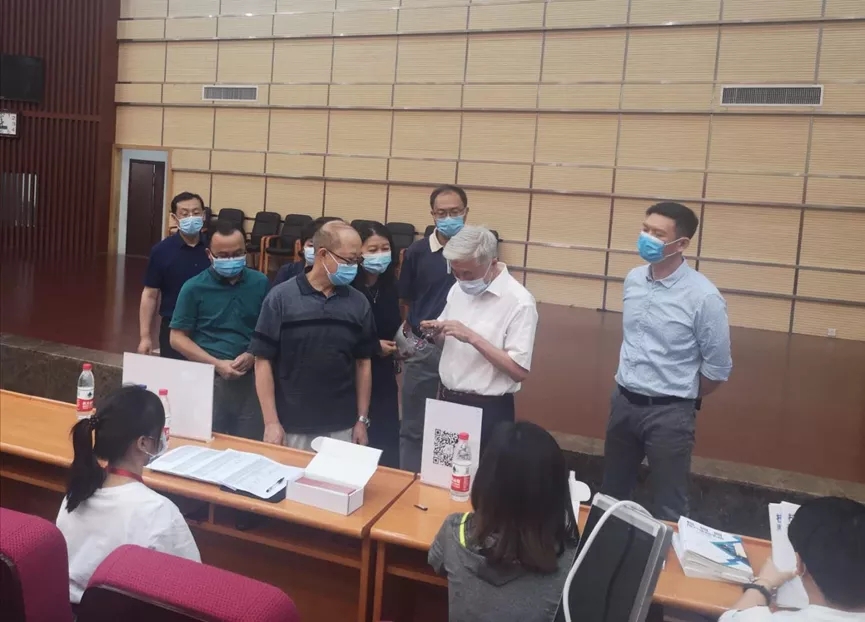 学校领导送去教师节问候,检查开学准备工作4.jpg 学校领导送去教师节问候,检查开学准备工作4.jpg