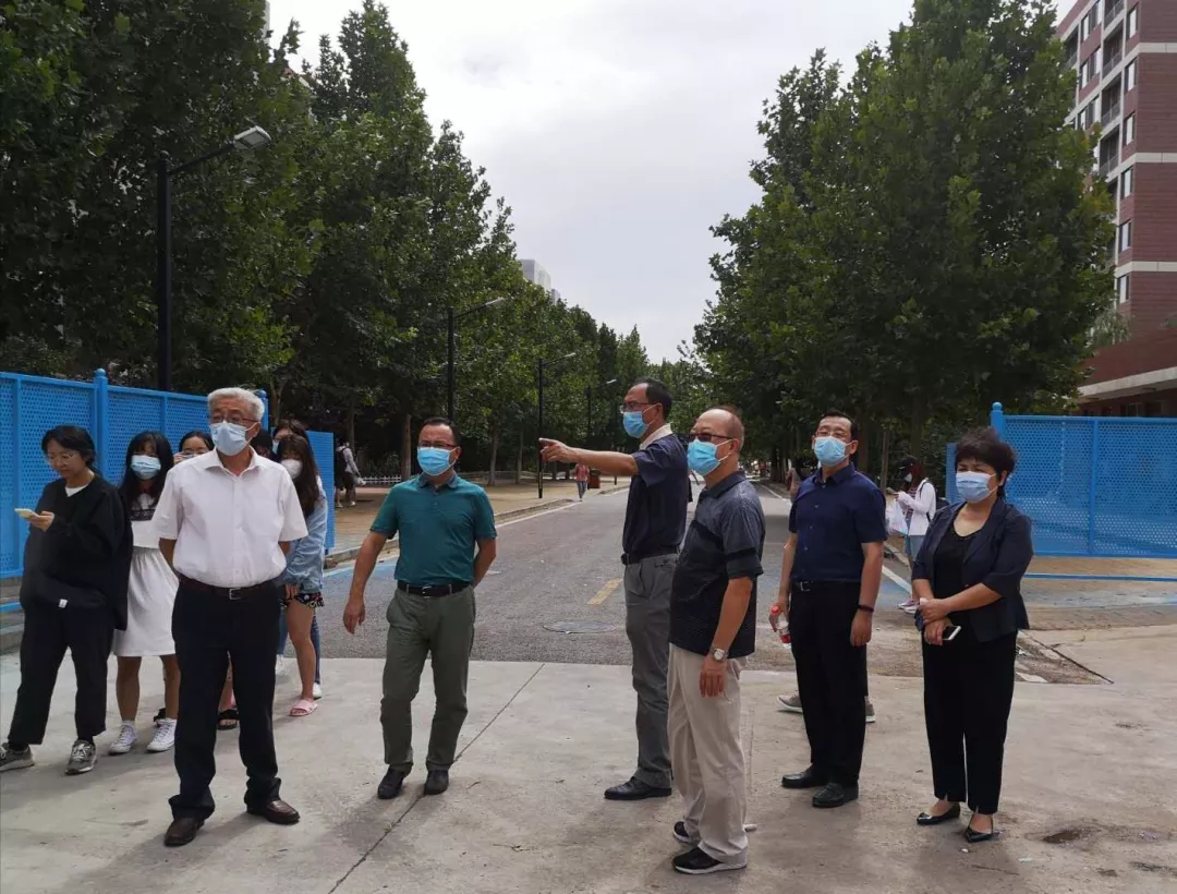 学校领导送去教师节问候,检查开学准备工作12.jpg 学校领导送去教师节问候,检查开学准备工作12.jpg