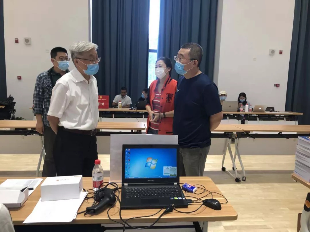 学校领导送去教师节问候,检查开学准备工作13.jpg 学校领导送去教师节问候,检查开学准备工作13.jpg