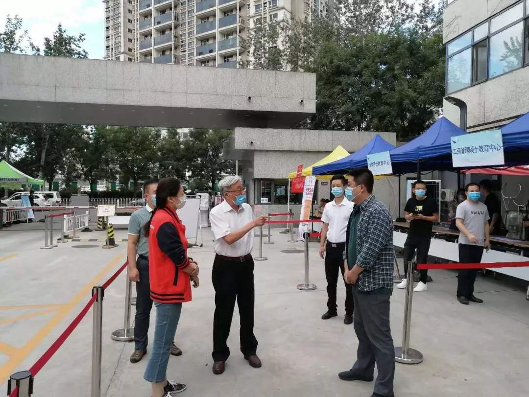 学校领导送去教师节问候,检查开学准备工作14.jpg 学校领导送去教师节问候,检查开学准备工作14.jpg