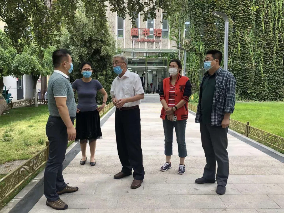 学校领导送去教师节问候,检查开学准备工作15.jpg 学校领导送去教师节问候,检查开学准备工作15.jpg