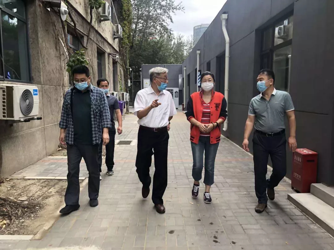 学校领导送去教师节问候,检查开学准备工作16.jpg 学校领导送去教师节问候,检查开学准备工作16.jpg