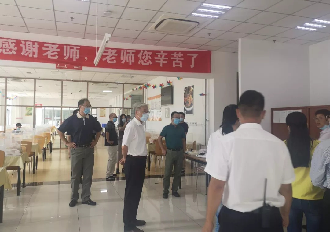 学校领导送去教师节问候,检查开学准备工作11.jpg 学校领导送去教师节问候,检查开学准备工作11.jpg