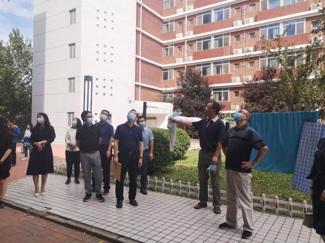 学校领导送去教师节问候,检查开学准备工作21.jpg 学校领导送去教师节问候,检查开学准备工作21.jpg