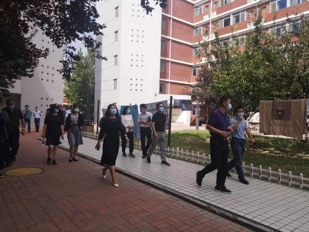 学校领导送去教师节问候,检查开学准备工作22.jpg 学校领导送去教师节问候,检查开学准备工作22.jpg